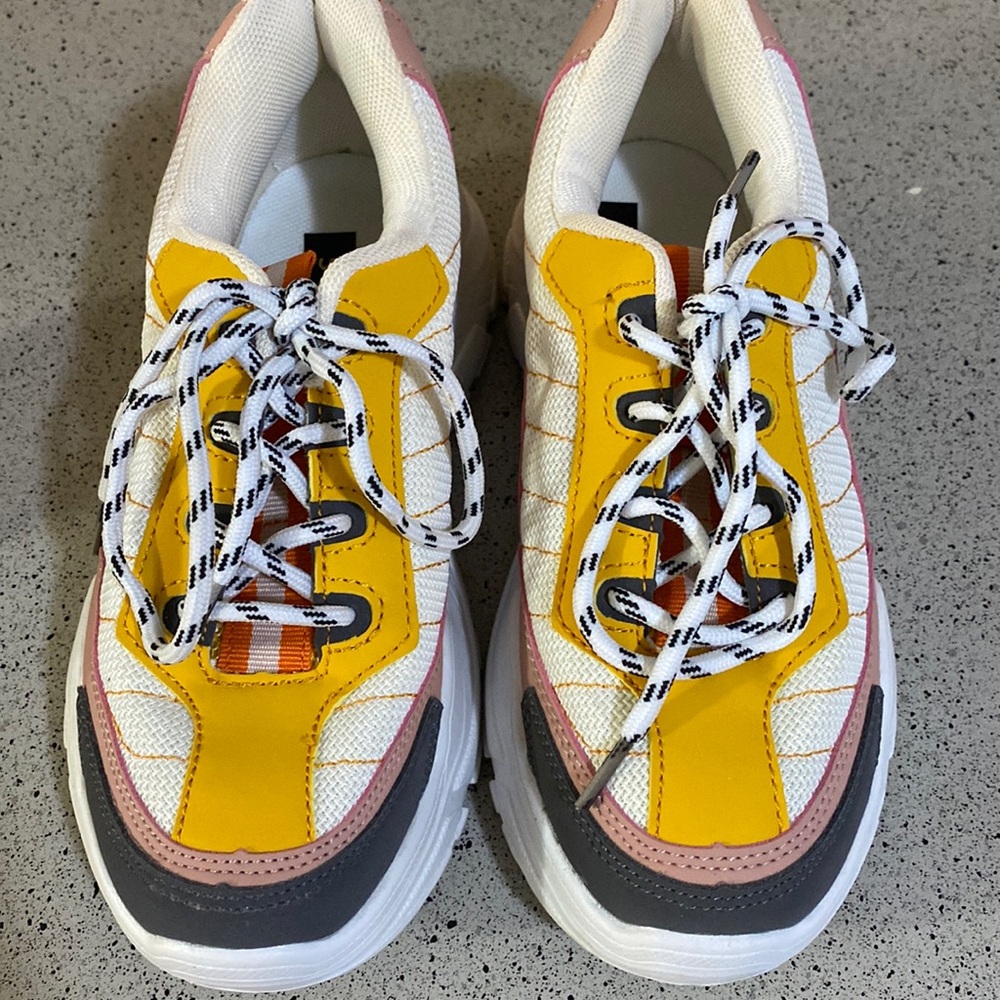 size 6.5, fun street wear sneakers!